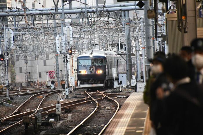 朝時間帯に大阪駅に現れた「ウエストエクスプレス銀河」