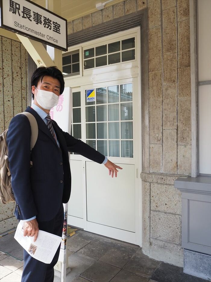 大谷石の張り方の違いを説明する須長さん