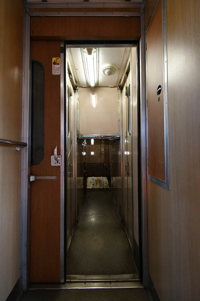 クモハ381形のデッキから貫通路部分を望む。