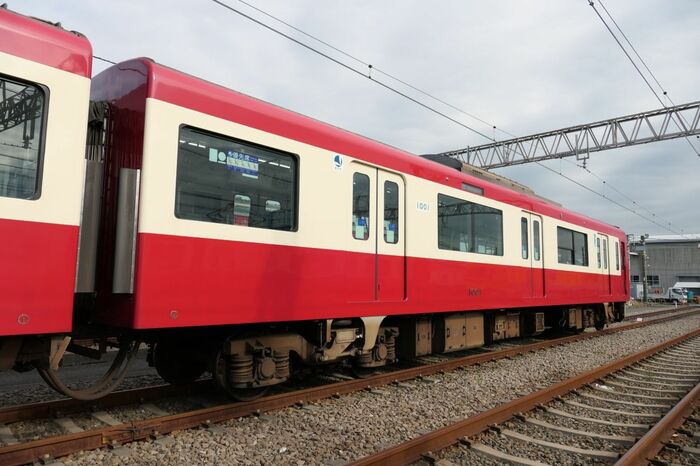 1000形は3ドア車。先頭車後方の車端部は優先席