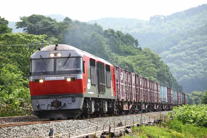 室蘭本線を行くDF200形牽引のコンテナ列車