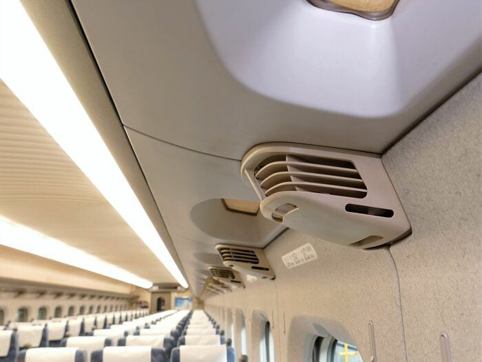 荷棚の下に空調の吹き出し口を付けた