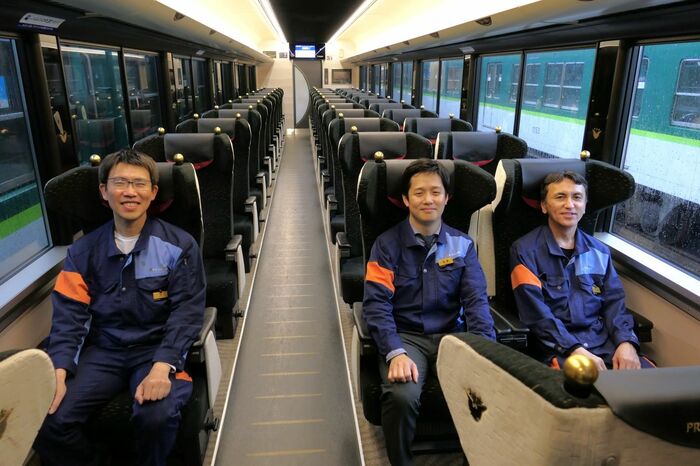 左から車両部の林さん、西尾さん、田辺さん