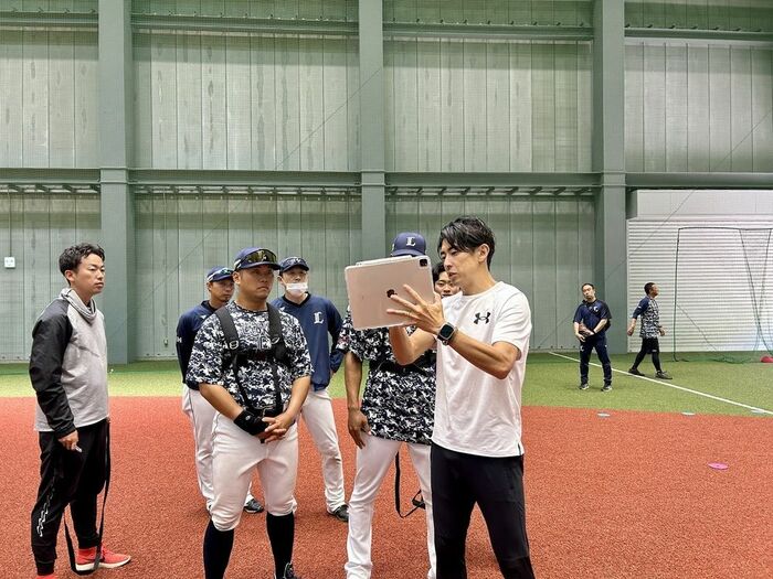 秋本コーチの話をコーチやトレーナーも熱心に聞く