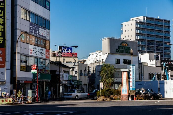 西新井駅西口の駅前広場。駅の北側を見る。