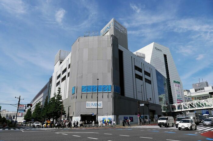 甲州街道から見たルミネ１。画面左が京王百貨店、