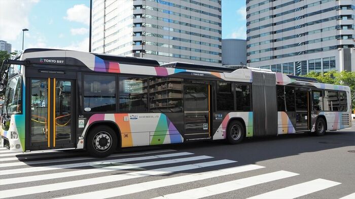 2つの車体をつないだ連節バス