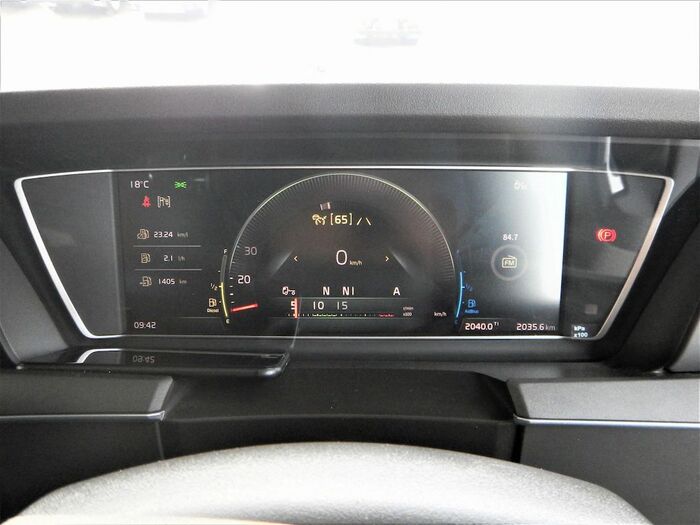 カラー液晶画面を用いたメインパネル。乗用車のボルボ