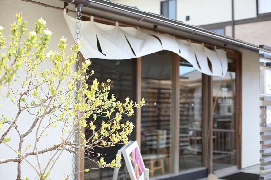 ぬくもり工房本店。入口前には、遠州綿紬の暖簾がたなびいていた（写真：筆者撮影）