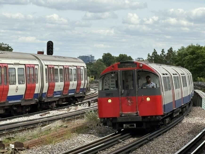 ロンドン地下鉄も一部冷房付き車両（左）はあるが、多くは冷房なし（右）の車両だ（筆者撮影）