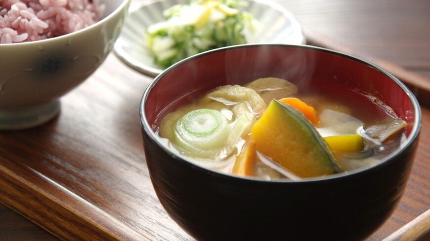 「腸にいいはずの『みそ汁』の、もったいない食べ方」について解説します（写真：shizuku／PIXTA）