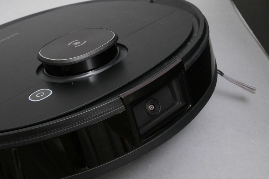 2020年に登場したOZMO T8 AIVI（ECOVACS）。前方にカメラを搭載、障害物の画像解析の走りとなったモデル。上部にはLiDARも備える（画像：筆者提供）