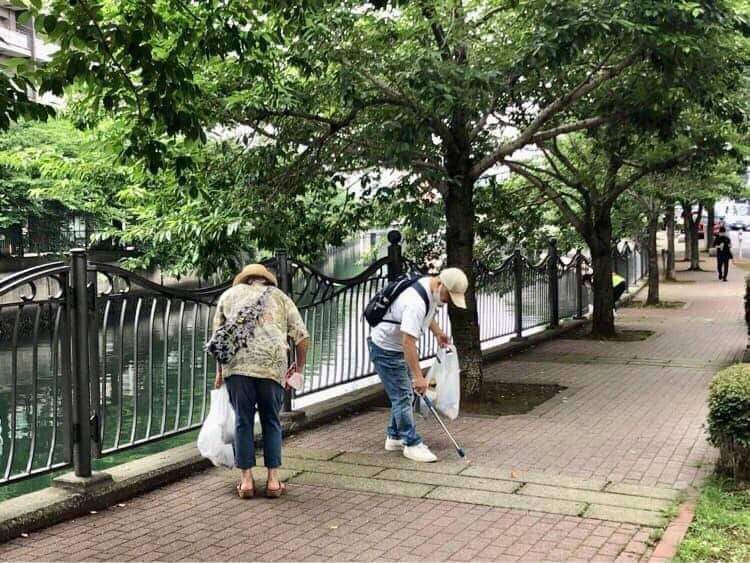 ゴミ拾いをする市民たち