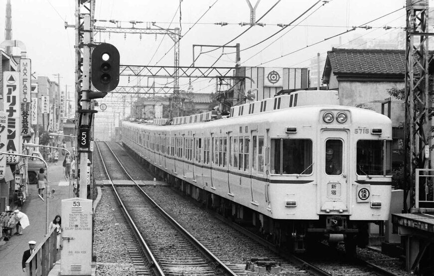 快速新宿行きとして走る5000系。写真の5716編成は1969年に初の改造冷房車となった（撮影：南正時）