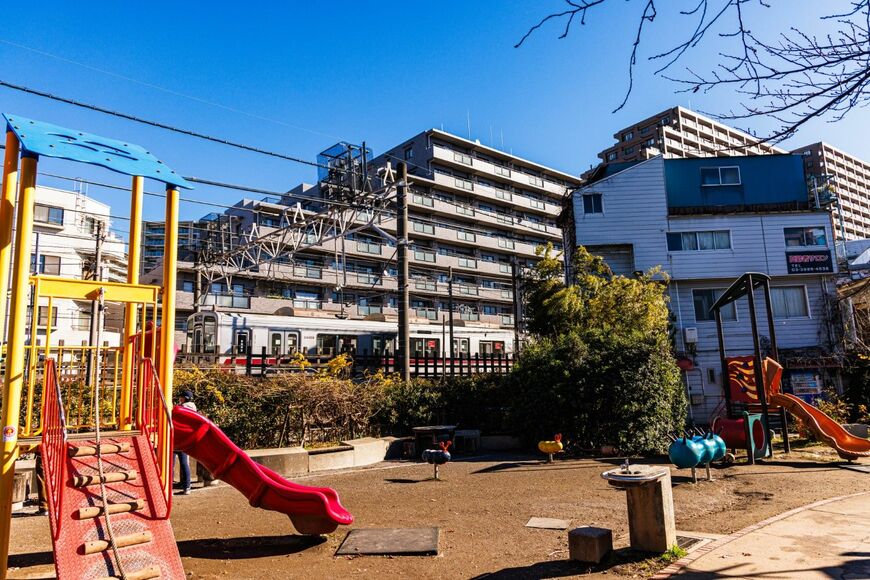 下板橋駅上り方、線路沿いにある「電車の見える公園」から（撮影：鼠入昌史）
