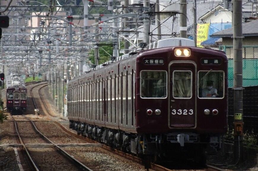 現在では減ったマルーン1色の「フルマルーン」の車両。京都線の3300系と5300系がすれ違う（撮影：南正時）