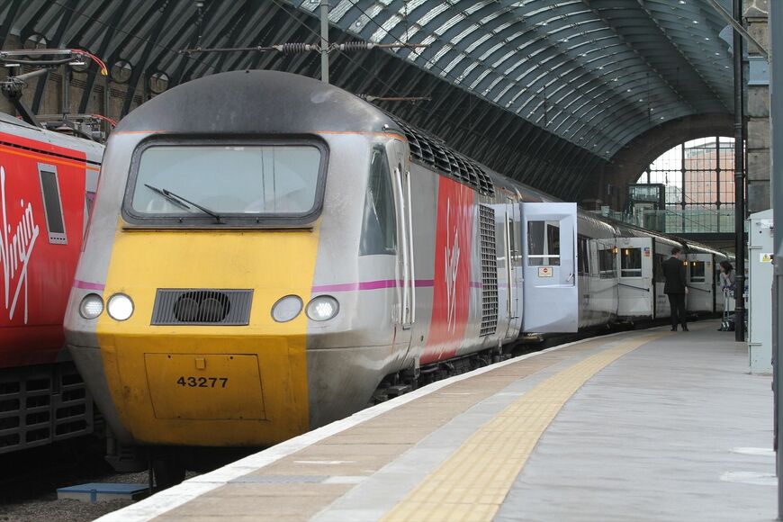 ロンドン・キングスクロス駅に停車するHST。手動開閉の「スラムドア」が見える（撮影：橋爪智之）