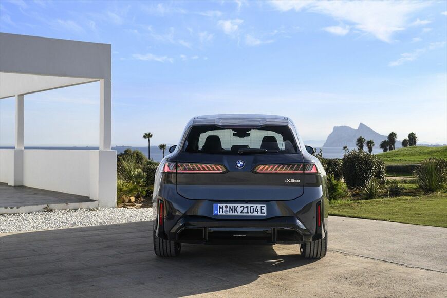 BMW iX3（写真：BMW）