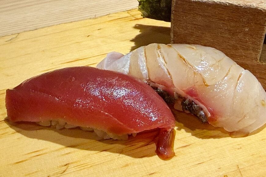 ネタの上には煮切り醤油が塗ってあり、そのまま食べるだけ（写真：筆者撮影）