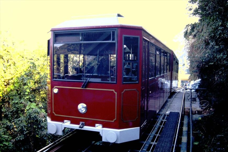 ビクトリアピークへの「ピークトラム」（ケーブルカー）＝1995年（筆者撮影）