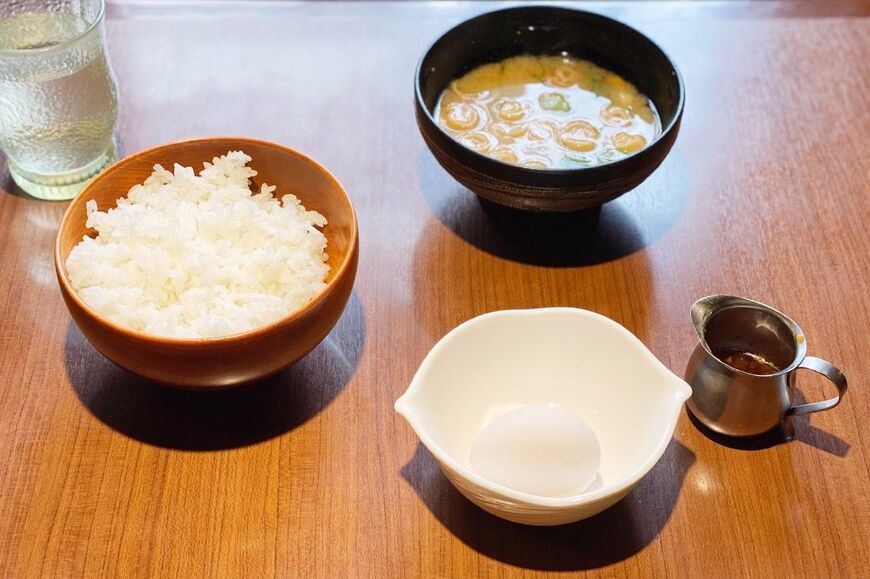 生卵は殻付き。みそ汁の具はその時々で変更されます（著者撮影）