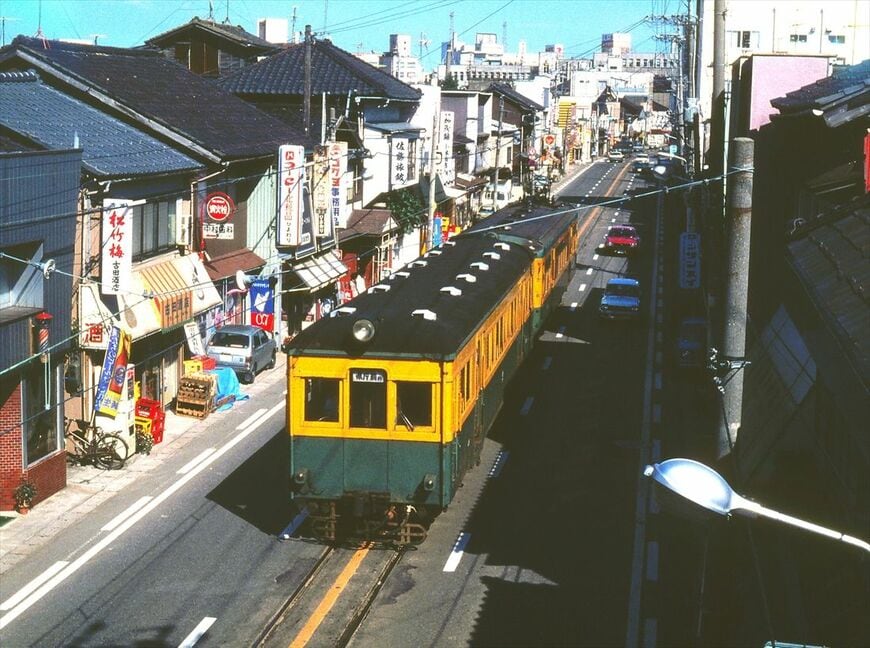 新潟市内の路上を走っていた新潟交通電車線。クハ45形を先頭に道路の真ん中を行く（撮影：南正時）