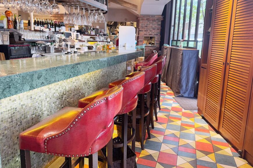 バルマルシェコダマのカウンター席。カラフルな床がおしゃれです（筆者撮影）