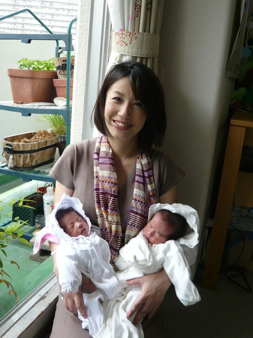 双子を出産したばかりの中原さん（写真：中原美智子さん提供）