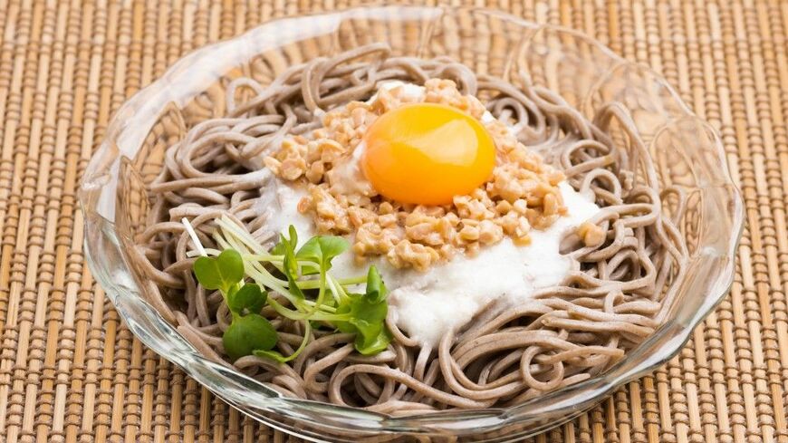 「納豆」と「蕎麦」もぴったりの組み合わせ。納豆蕎麦で「腸活」を（写真：しまじろう／PIXTA）
