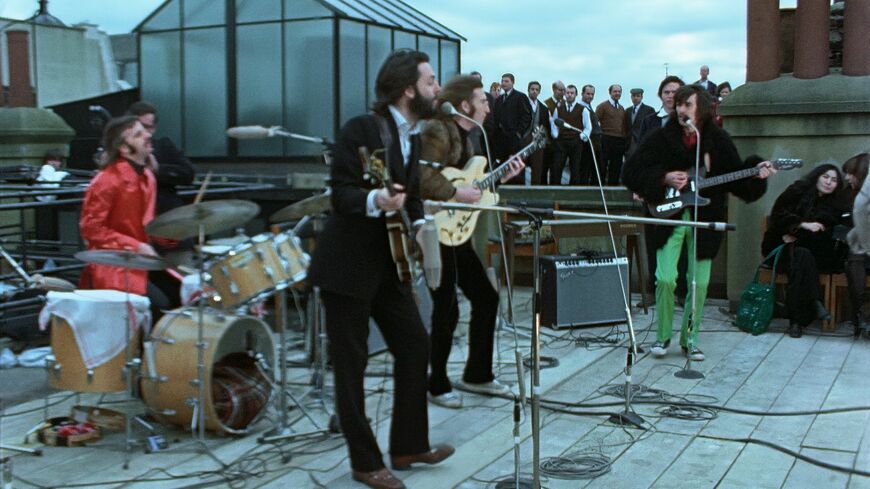 伝説のロックバンド、ザ・ビートルズのラスト・ライブのノーカット完全版が含まれる計約8時間のドキュメンタリーシリーズ『ザ・ビートル ズ：Get Back』。ディズニープラスにて 全3話見放題で独占配信中 ©2021 Disney ©2020 Apple Corps Ltd. ©2021 Apple Corps Ltd. All Rights Reserved.