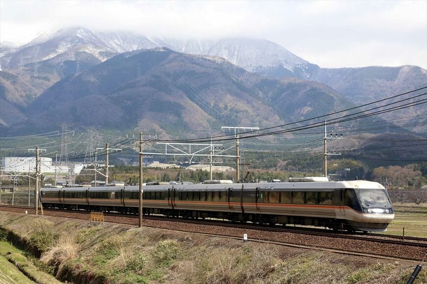伊吹山をバックに東海道本線を走る383系「しなの」。大阪乗り入れは2016年に廃止された（撮影：南正時）