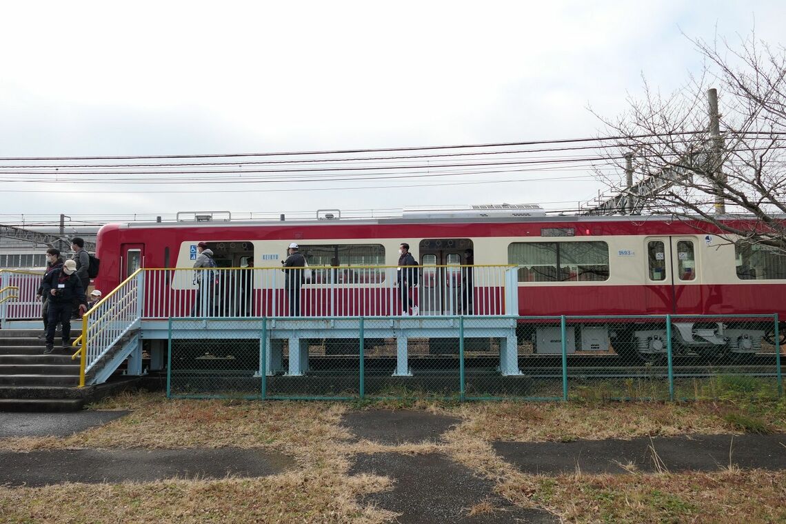 京急の久里浜工場に到着した貸し切り列車（記者撮影）