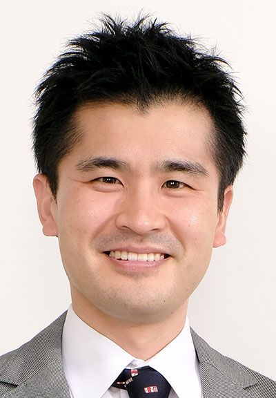 荒井英治郎（あらい・えいじろう）信州大学教職支援センター 准教授東京大学大学院教育学研究科を経て、2016年から現職。同年4月から信州大学教職支援センター地域連携部門長。専門分野は、教育行政学、教育法学、教育経営学。過去・現在の教育政策のメカニズムを分析し、未来の制度をデザインしていくための研究のほか、教育委員会や学校改革の伴走支援を行っている。主な社会活動として、信州学び円卓会議・座長、長野県働き方改革検討委員会・座長、信州型フリースクール認証制度検討会議・座長、長野県不登校児童生徒等の学びの継続支援に関する懇談会・座長、松本市教育顧問など（写真：本人提供）