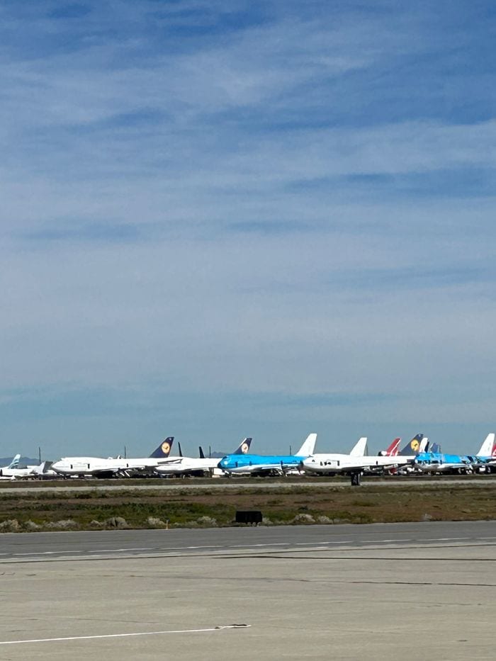 モハーべ空港内の「ボイジャー・レストラン」から「飛行機の墓場」を遠望する（筆者撮影）