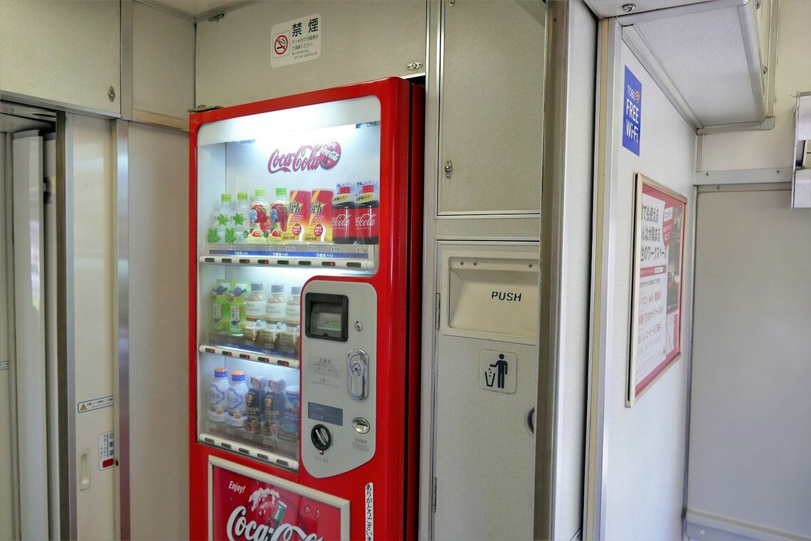 車内にある飲料の自動販売機（記者撮影）