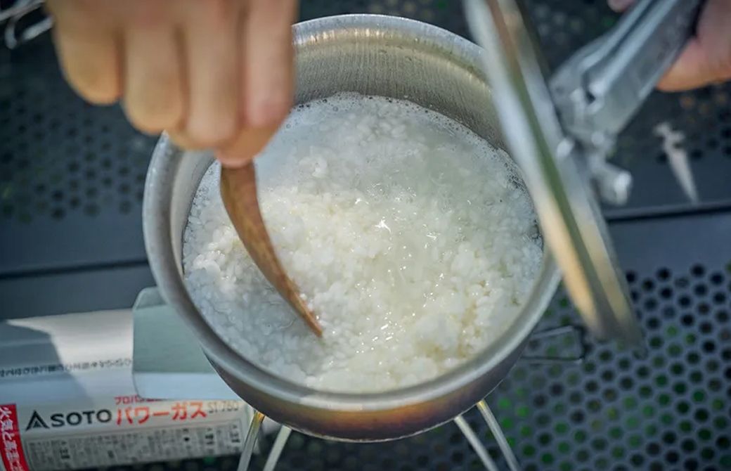 鍋底から全体を混ぜるイメージ（写真：後藤武久）