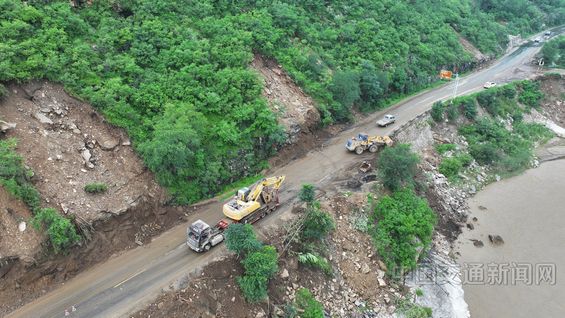 中国の道路維持管理費用は年間6兆円を超える不足に直面している。写真は崖崩れで不通になった河北省の幹線道路の復旧工事現場（中国交通運輸省のウェブサイトより）