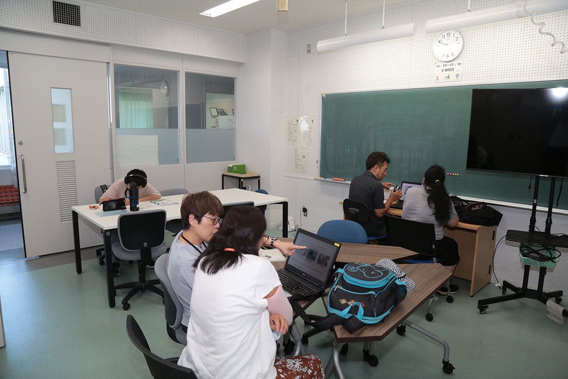 空き教室で自習する生徒たちを教員がサポート