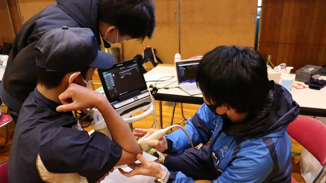 「第1回兵庫県高等学校野球連盟 野球肘検診」の様子（写真：筆者撮影）