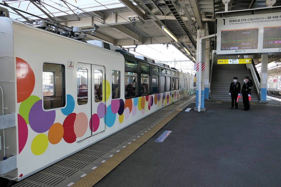 南栗橋駅で出発を待つスカイツリートレイン（記者撮影）