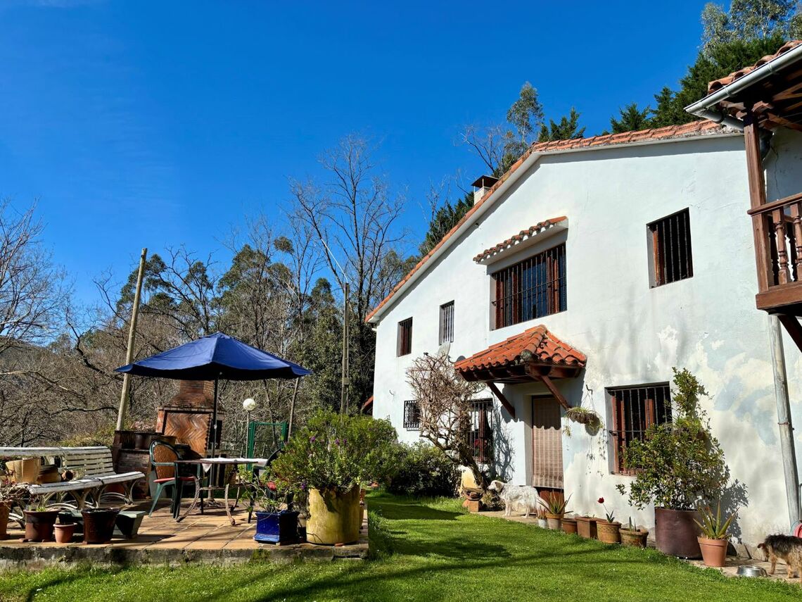 広子さんが暮らす山あいの素敵な豪邸。この家に水道が通ったのは2016年。それまでの17年間は雨水を使い、料理用の水は湧き水を汲みに行っていた（写真：筆者撮影）