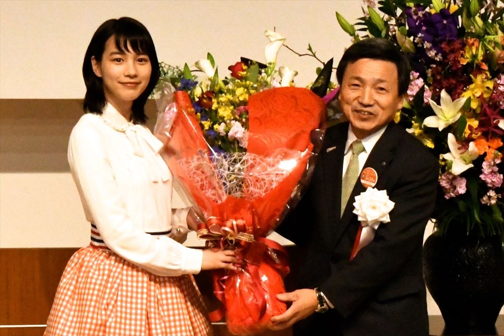 三陸鉄道の中村社長（右）と記念式典にゲストとして登場した女優ののんさん=2019年3月23日(記者撮影)