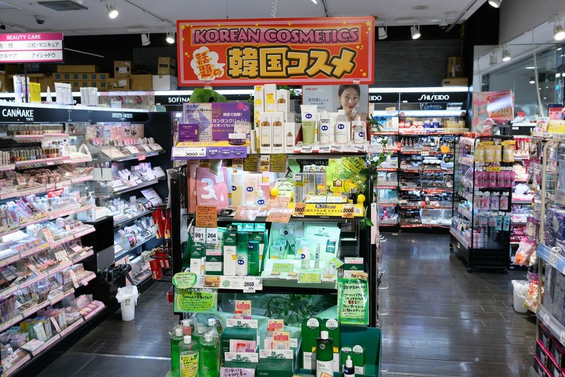 プチプラで人気を集める「韓国コスメ」の売り場を広げるドラッグストアが増えている（撮影：今祥雄）