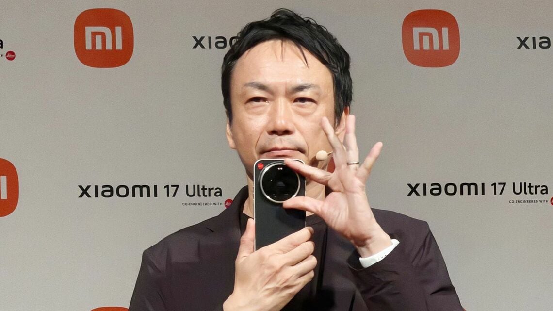 小米技術日本の安達晃彦プロダクトプランニング本部長がLeitzphoneのカメラリングを操作して見せた（写真：筆者撮影）
