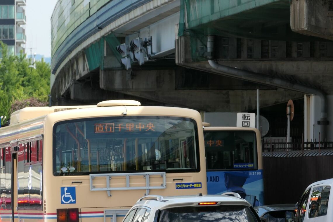 千里中央行きのバスがひんぱんに走る（記者撮影）