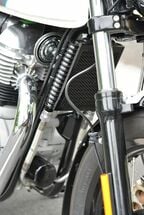 エンジン前部には大型オイルクーラー
