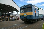 京都鉄道博物館に搬入されるクル144とクモル145