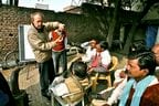 アグラの住民と計画を進めるブーン氏ら