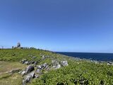 辺戸岬から望む青い海。戦後の米軍統治下には、辺戸岬と鹿児島県与論島との中間にある北緯27度線で出会う“海上交流集会”が開催された（編集部撮影）