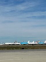 モハーべ空港内の「ボイジャー・レストラン」から「飛行機の墓場」を遠望する（筆者撮影）